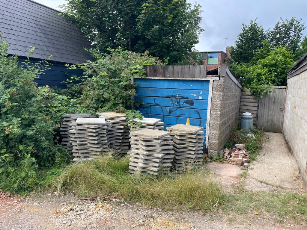 Lot: 56 - MID-TERRACE HOUSE IN POPULAR LOCATION - Garage in need or repair